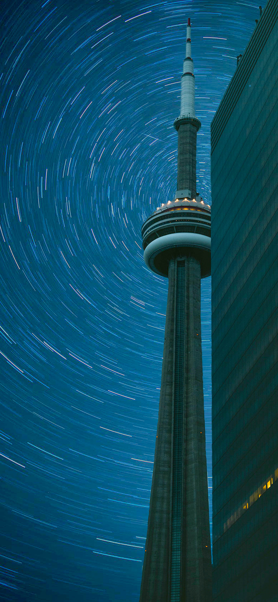 [2436×1125]城市 夜景 星轨 建筑 塔 苹果手机壁纸图片