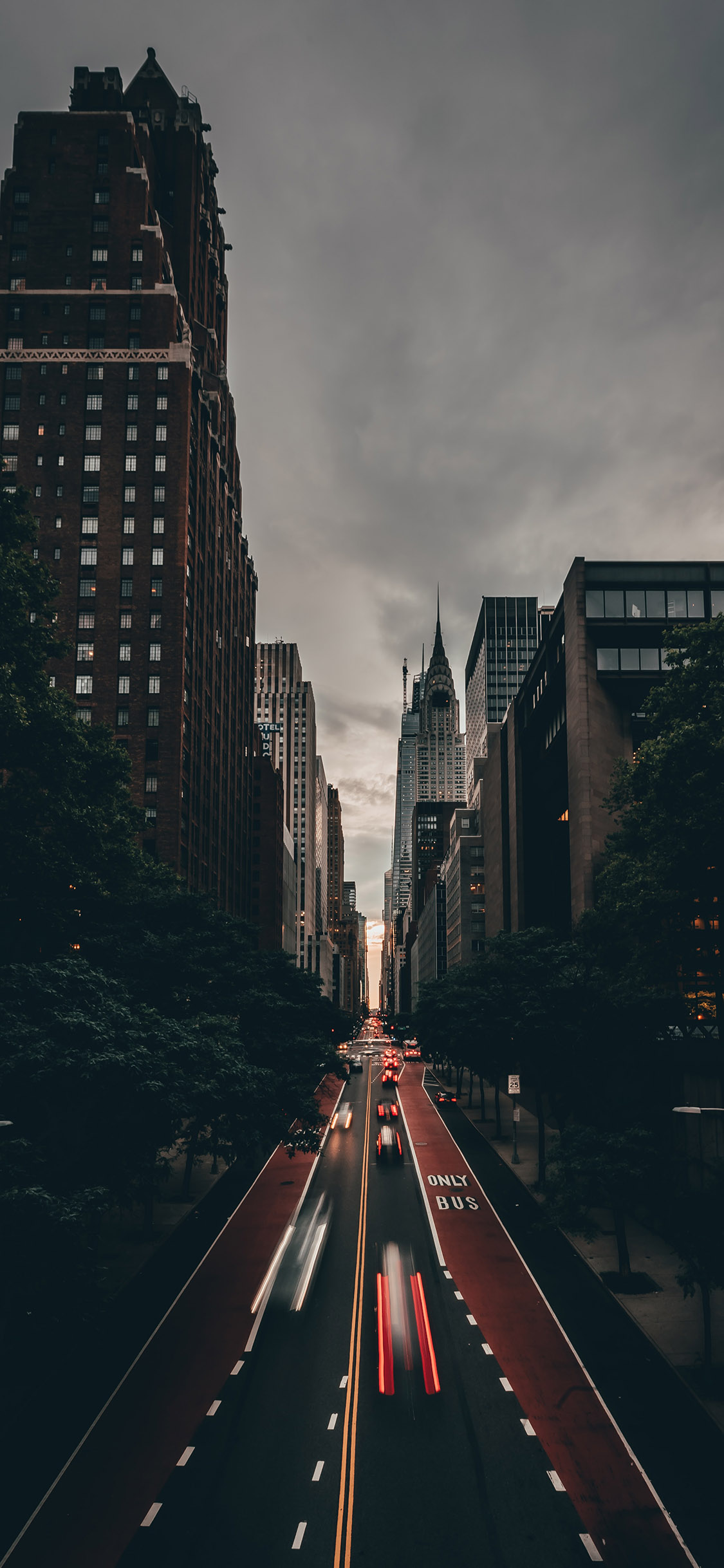 [2436×1125]城市 夜景 车流 车道 苹果手机壁纸图片