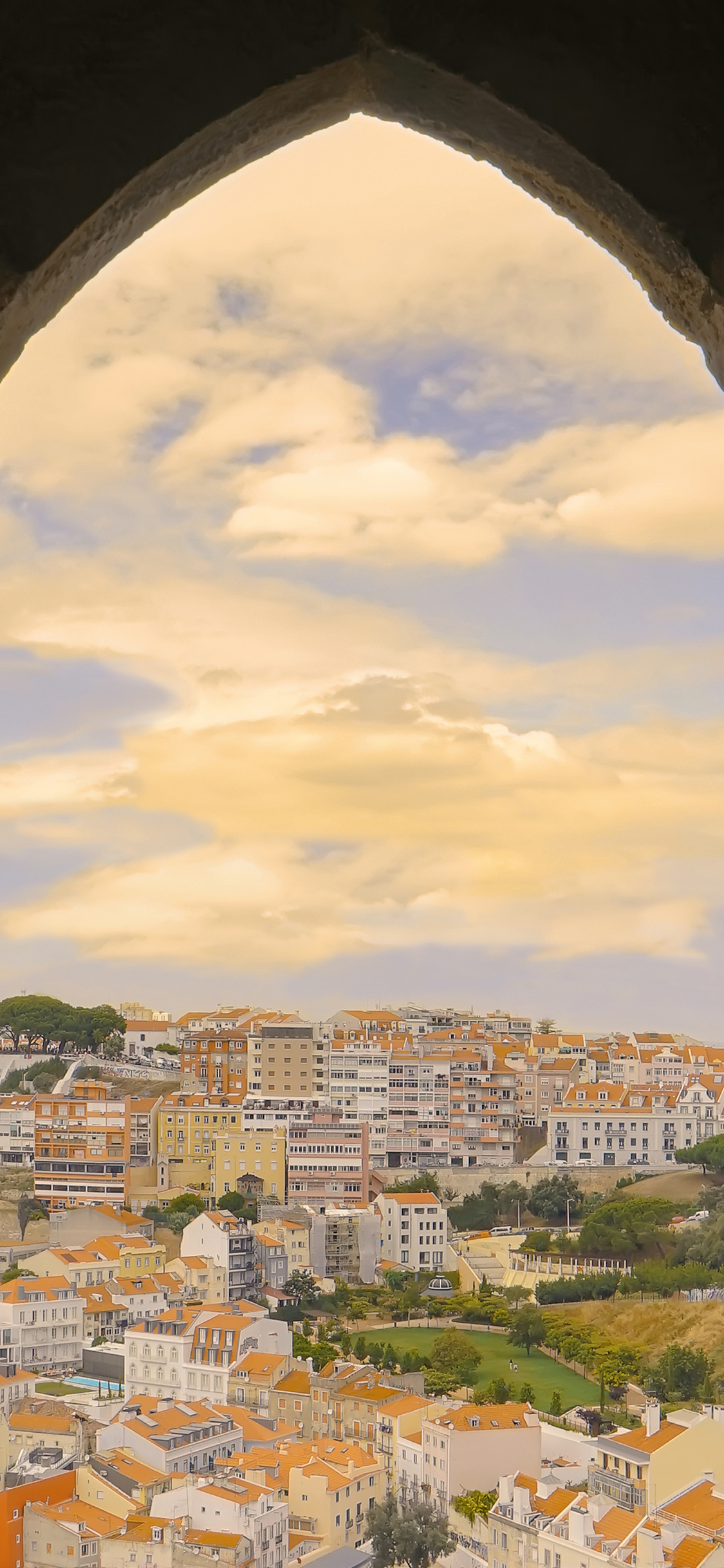 [2436×1125]城市 建筑 欧洲 窗外 苹果手机壁纸图片