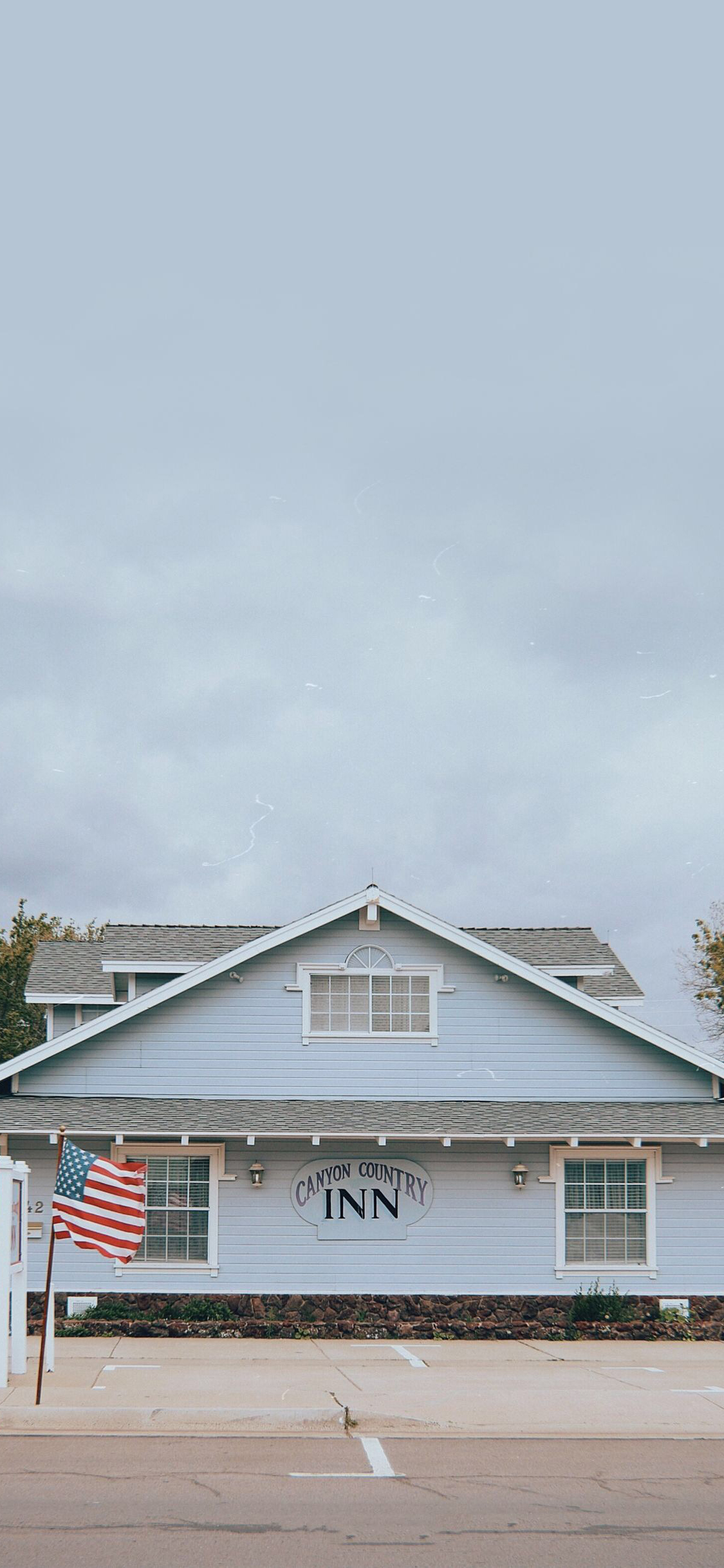 [2436×1125]城市 旗帜 房屋 房子 苹果手机壁纸图片