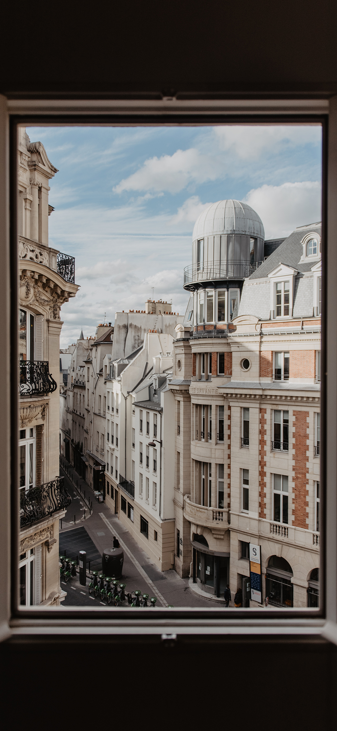 [2436×1125]城市 窗外 建筑 异域 街景 苹果手机壁纸图片