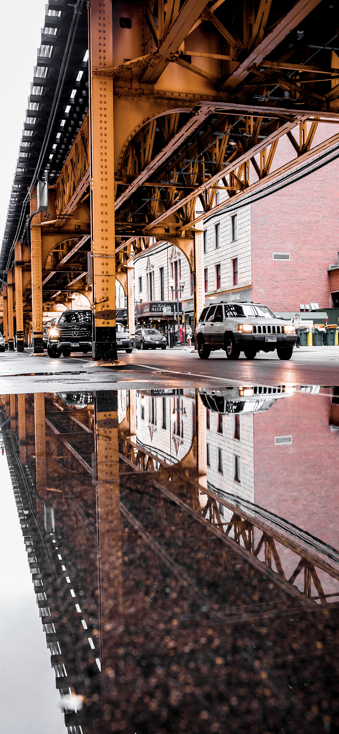 [2436×1125]城市 车辆 天桥 倒影 积水 苹果手机壁纸图片