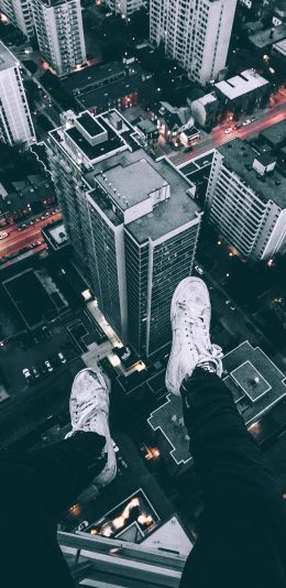 [2436x1125]城市 高处 建筑 俯视 双腿 苹果手机壁纸图片