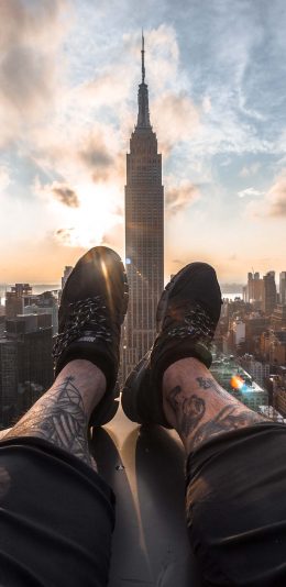 [2436x1125]城市 高楼大厦 建筑 阳光 双腿 苹果手机壁纸图片