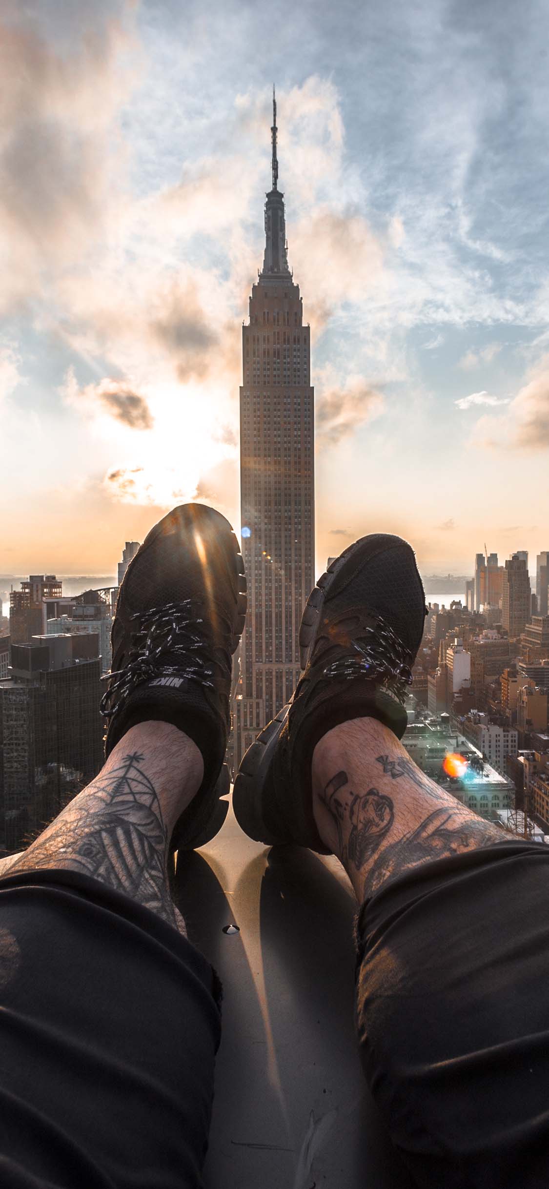 [2436×1125]城市 高楼大厦 建筑 阳光 双腿 苹果手机壁纸图片