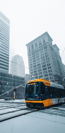 [2436x1125]城市 高楼大厦 电车 交通 冬季 苹果手机壁纸图片