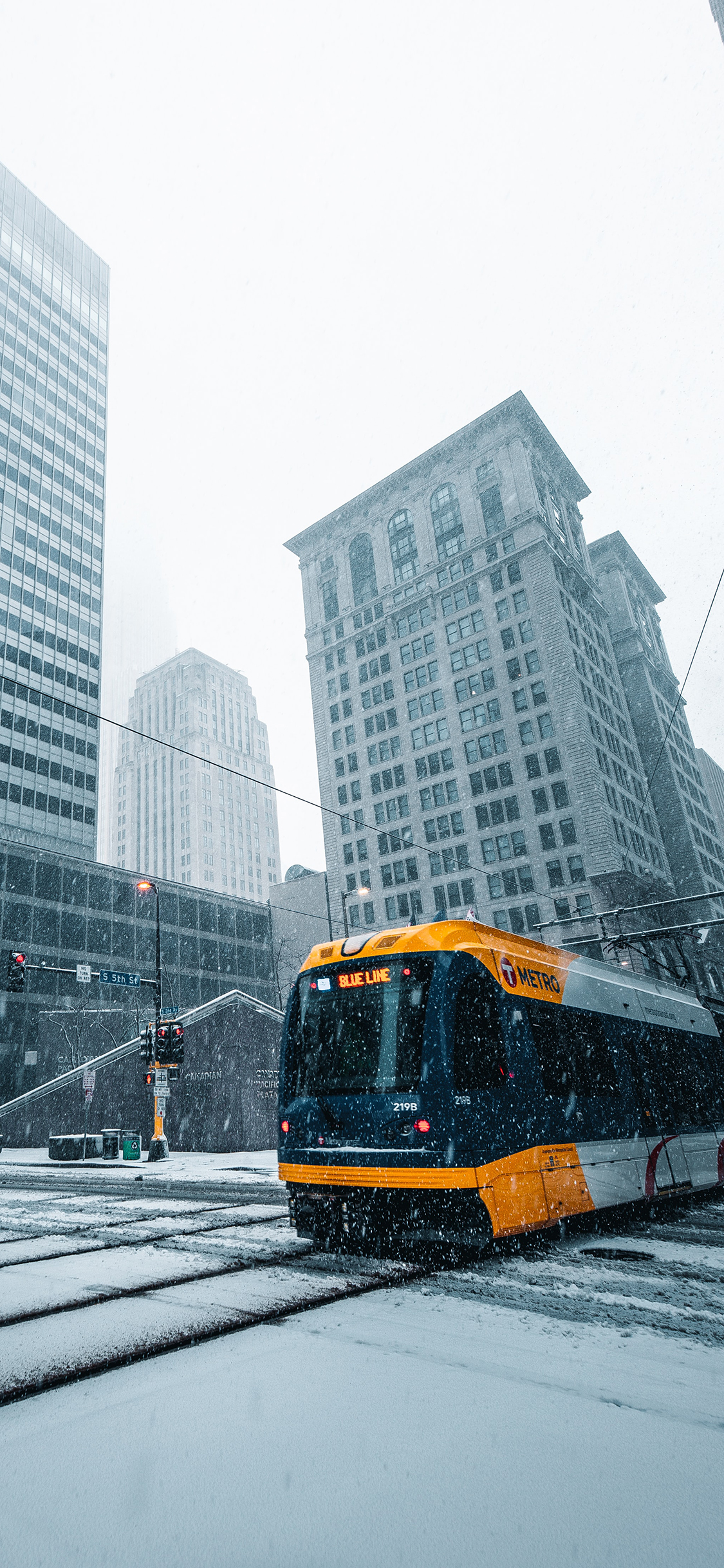 [2436×1125]城市 高楼大厦 电车 交通 冬季 苹果手机壁纸图片