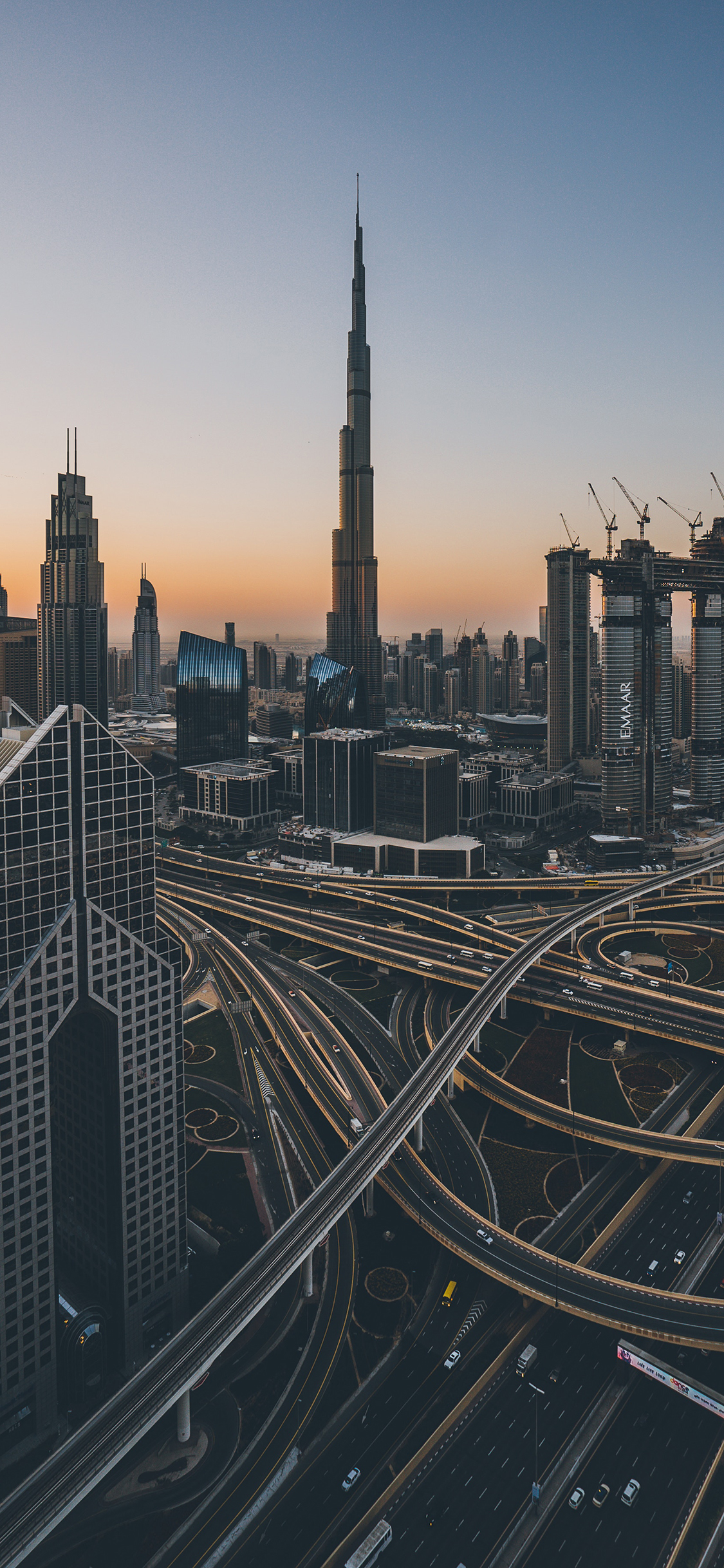 [2436×1125]城市 高楼大厦 立交桥 车辆 苹果手机壁纸图片