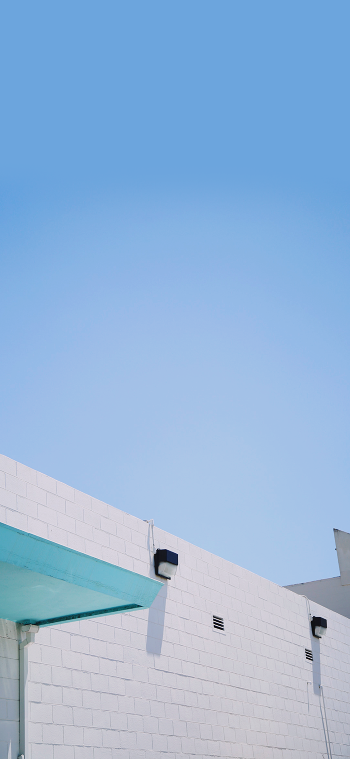 [2436×1125]墙 蓝白 天空 小清新 建筑 楼房 苹果手机壁纸图片