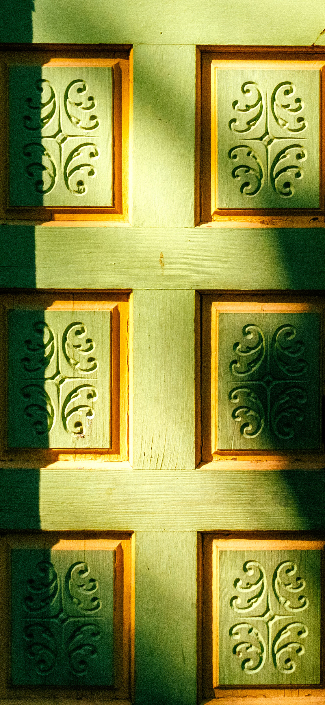 [2436×1125]墙壁 门 雕刻 工艺 阳光 苹果手机壁纸图片