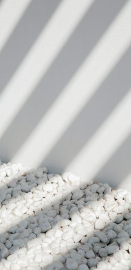 [2436x1125]墙角 阳光 投影 鹅卵石 白色 苹果手机壁纸图片