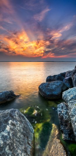 [2436x1125]夕阳 云彩 岩石 海水 苹果手机壁纸图片
