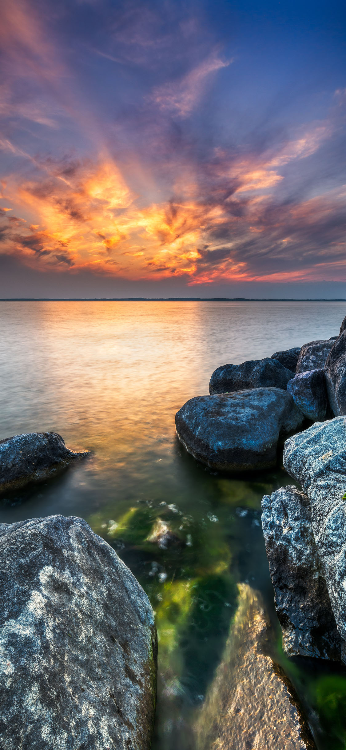 [2436×1125]夕阳 云彩 岩石 海水 苹果手机壁纸图片