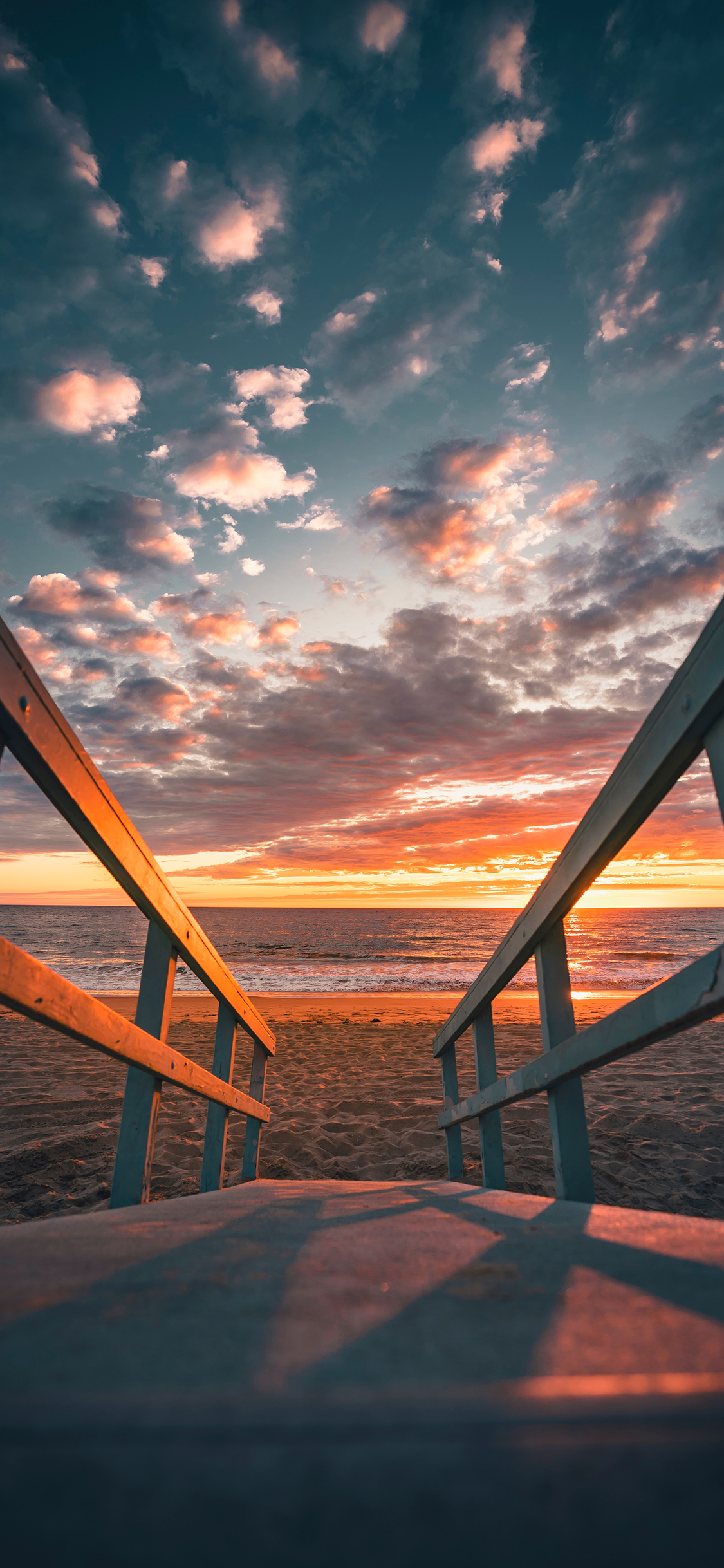 [2436×1125]夕阳 云彩 路面 沙滩 苹果手机壁纸图片