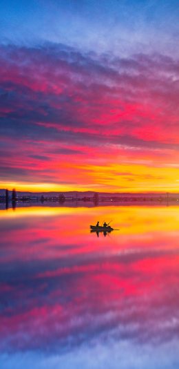 [2436x1125]夕阳 晚霞 水面 渔船 倒影 苹果手机壁纸图片