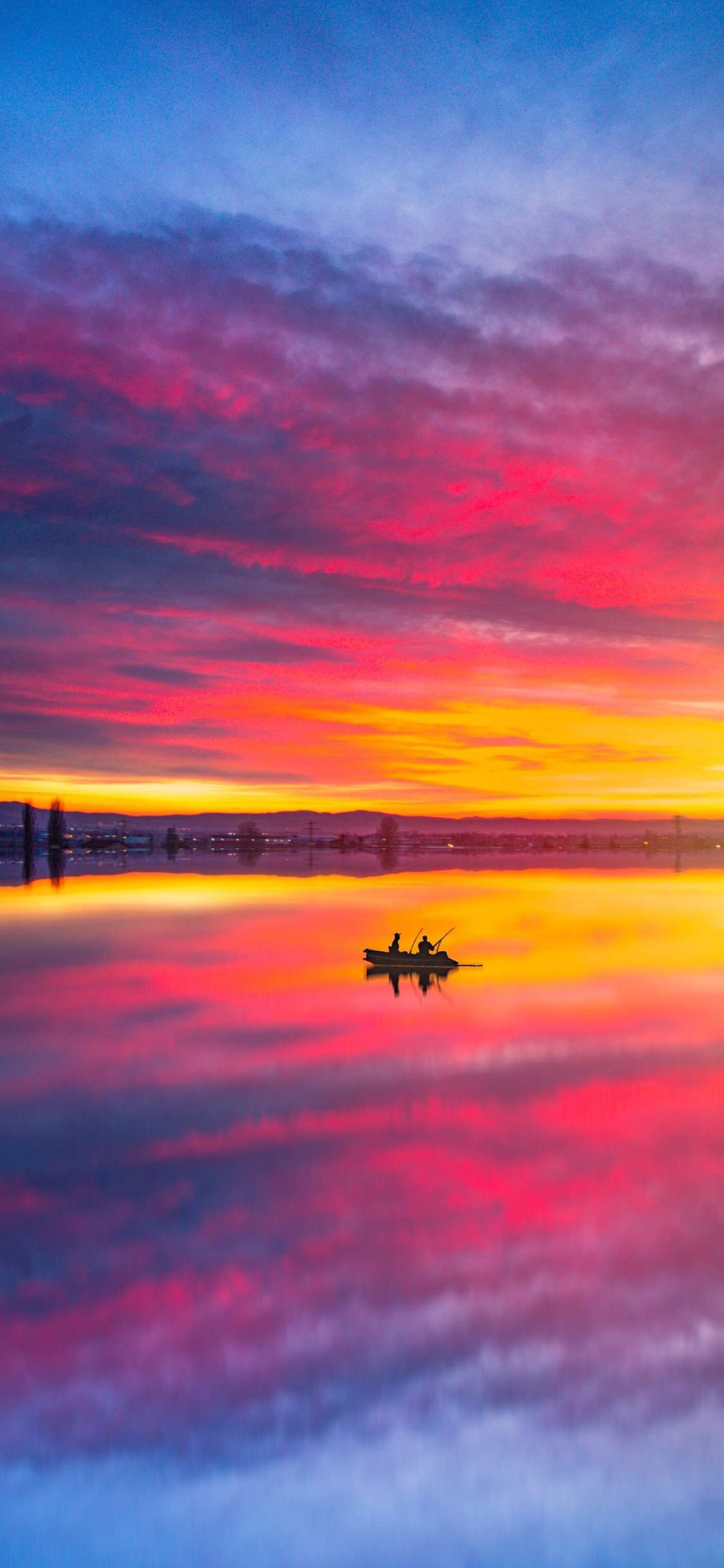 [2436×1125]夕阳 晚霞 水面 渔船 倒影 苹果手机壁纸图片