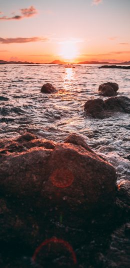 [2436x1125]夕阳 海岸 海浪 浪花 礁石 苹果手机壁纸图片