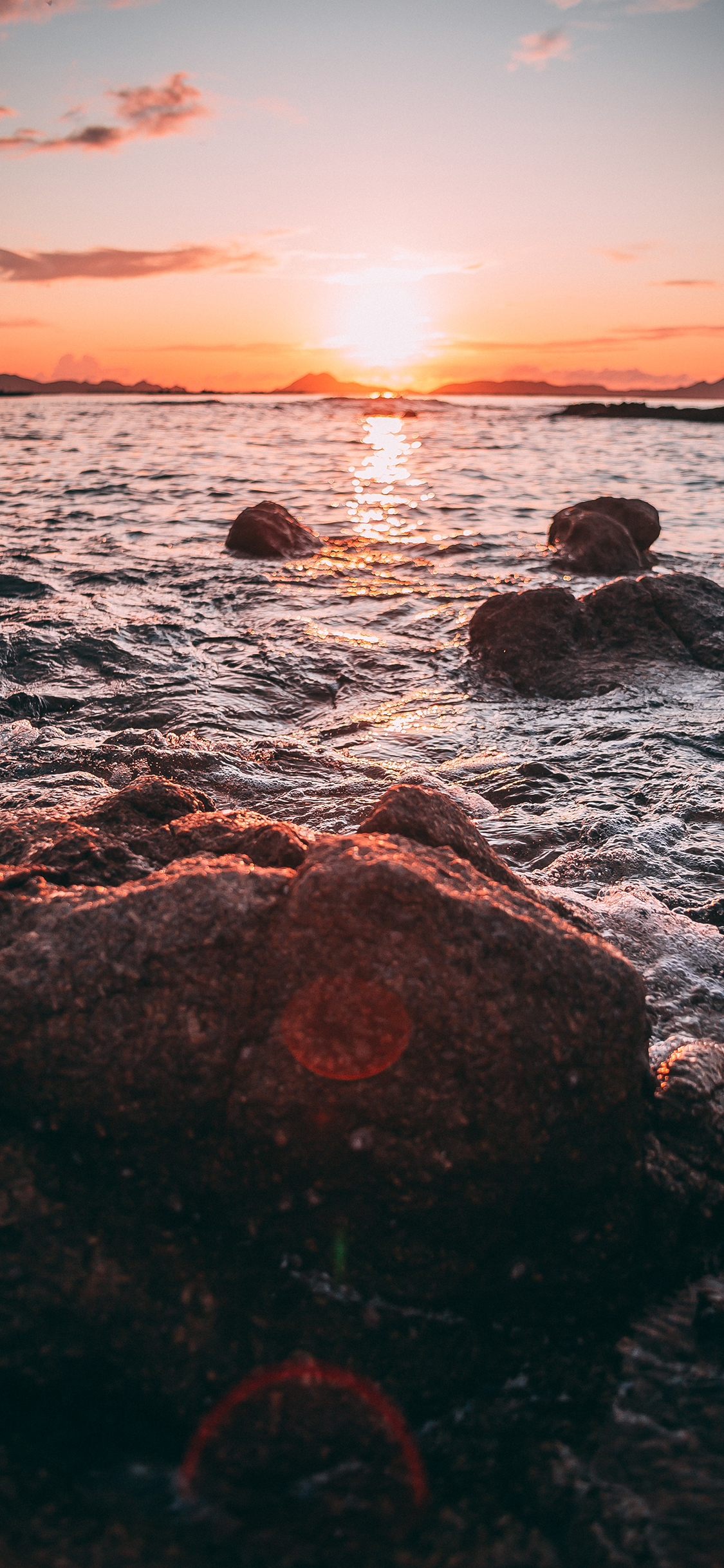 [2436×1125]夕阳 海岸 海浪 浪花 礁石 苹果手机壁纸图片