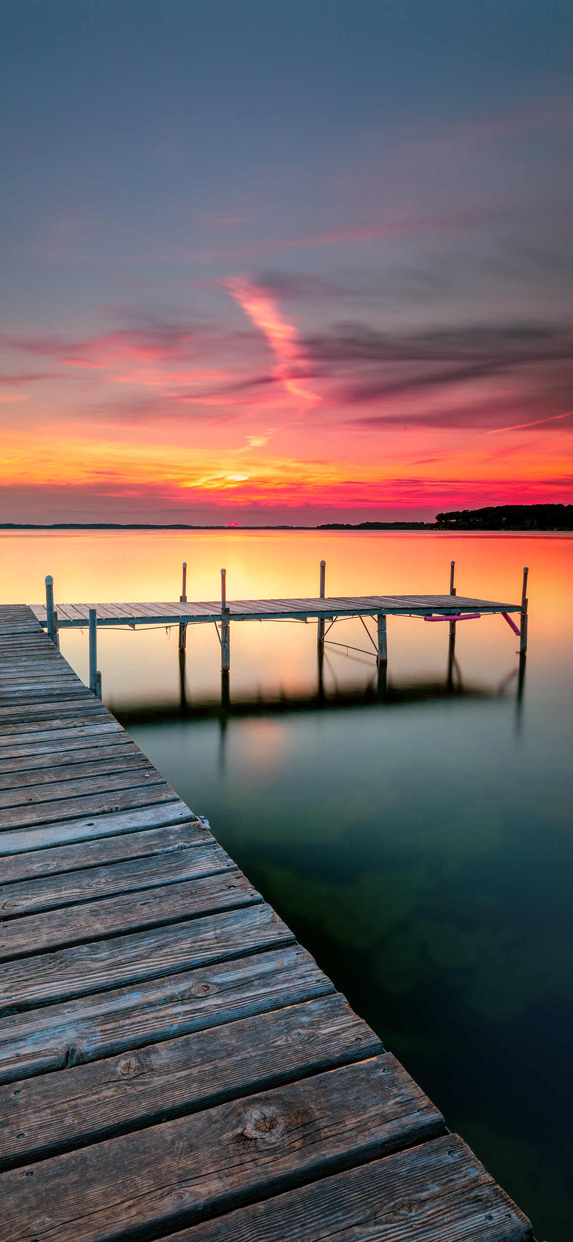 [2436×1125]夕阳 湖岸 彩霞 水面 苹果手机壁纸图片