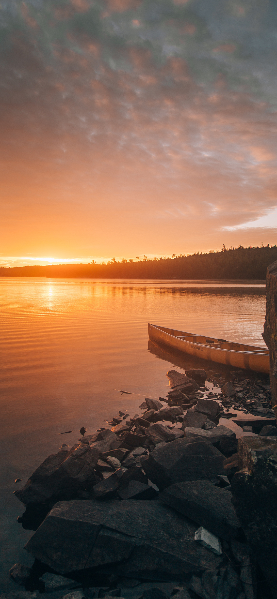 [2436×1125]夕阳 湖泊 船只 云彩 苹果手机壁纸图片