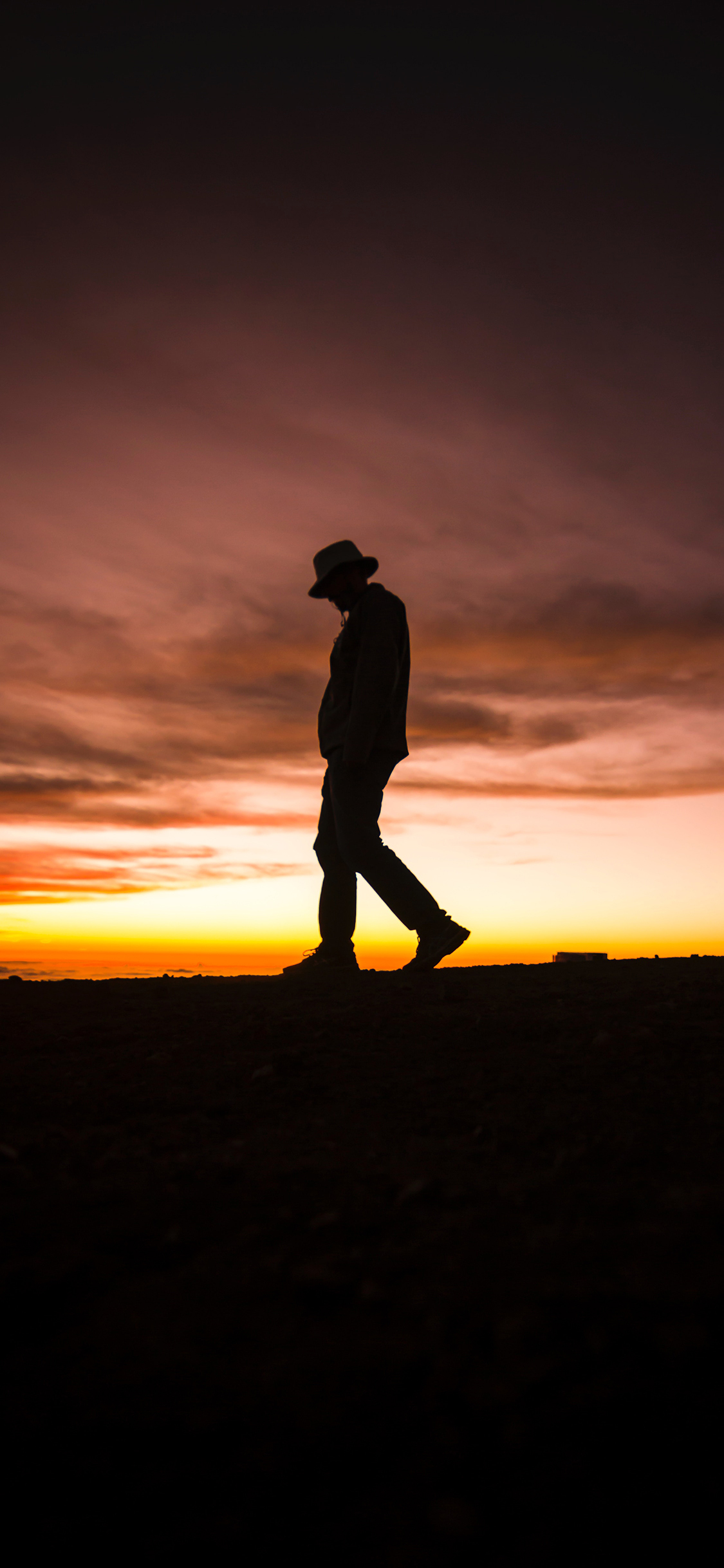 [2436×1125]夕阳 红霞 人物 背影 苹果手机壁纸图片