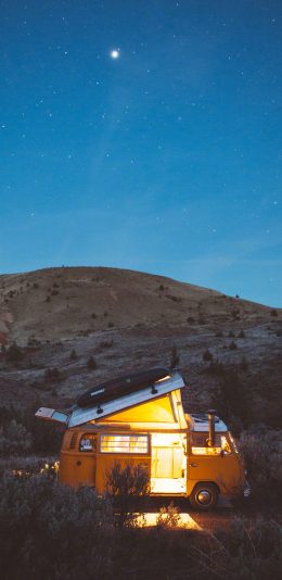 [2436x1125]夜晚 小巴士 郊外 星空 野营 苹果手机壁纸图片