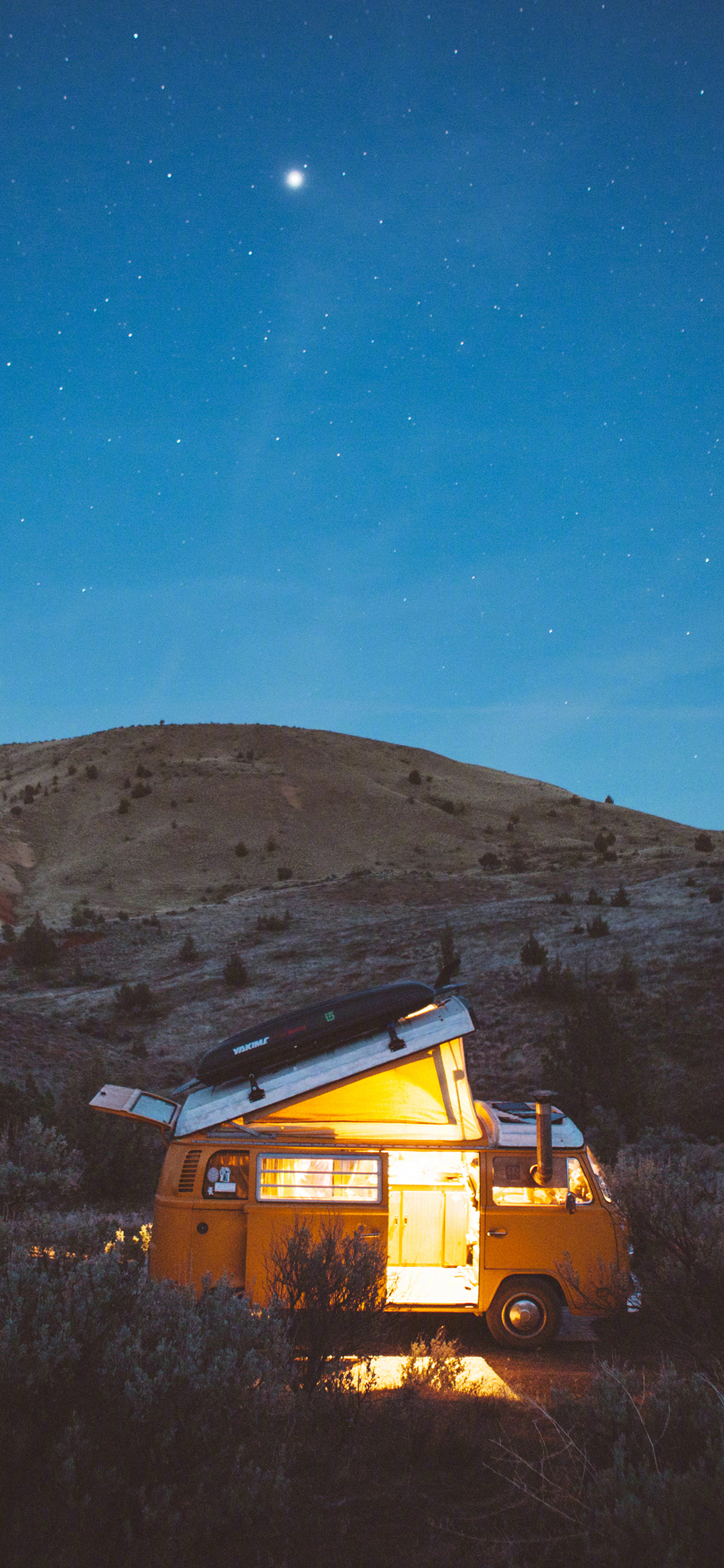 [2436×1125]夜晚 小巴士 郊外 星空 野营 苹果手机壁纸图片