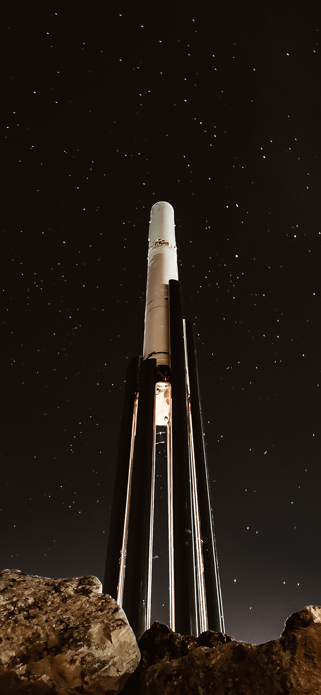 [2436×1125]夜晚 星空 火箭发射台 苹果手机壁纸图片