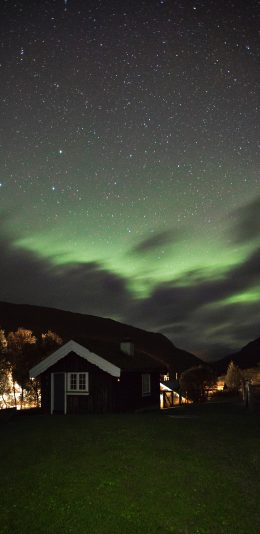 [2436x1125]夜晚 极光 房屋 星空 唯美 苹果手机壁纸图片