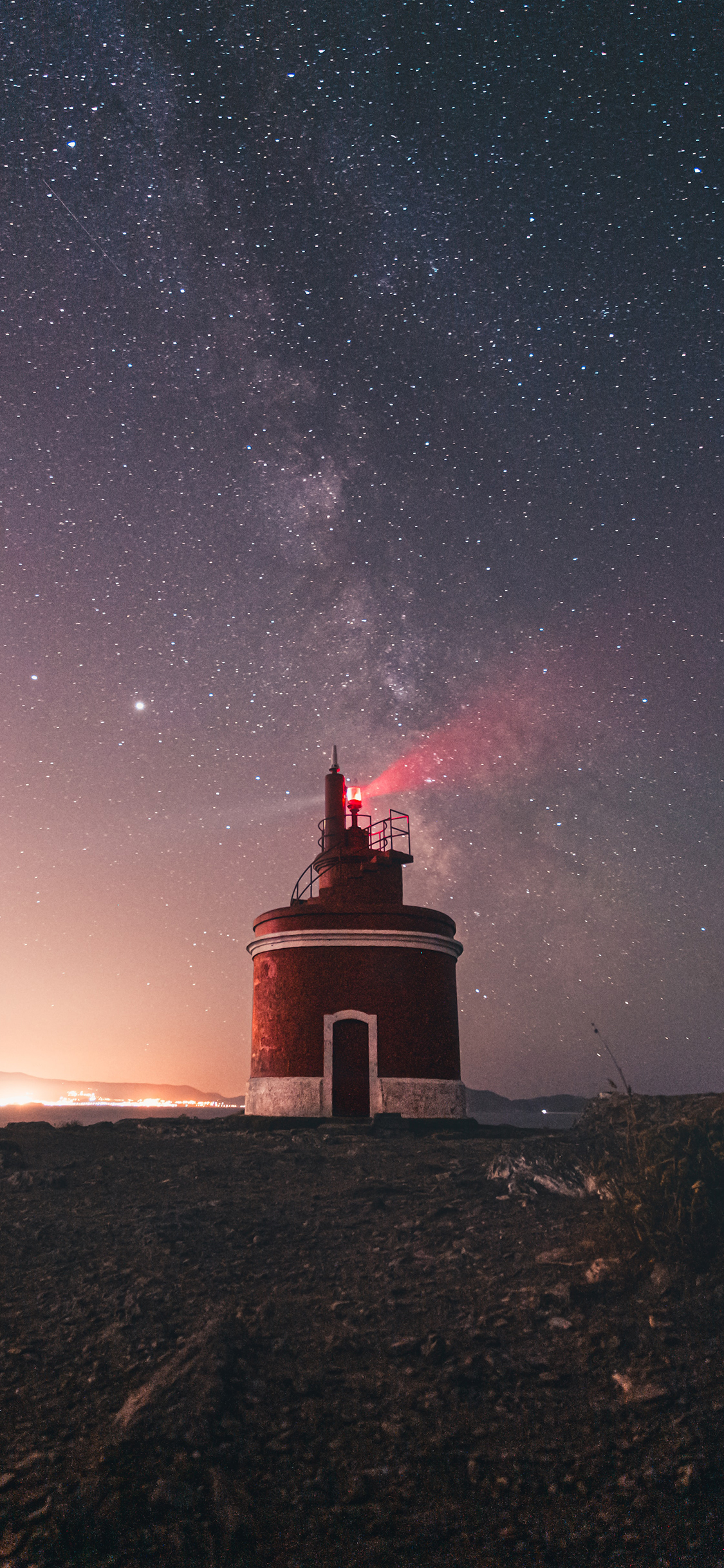 [2436×1125]夜晚 灯塔 夜晚 星空 璀璨 苹果手机壁纸图片