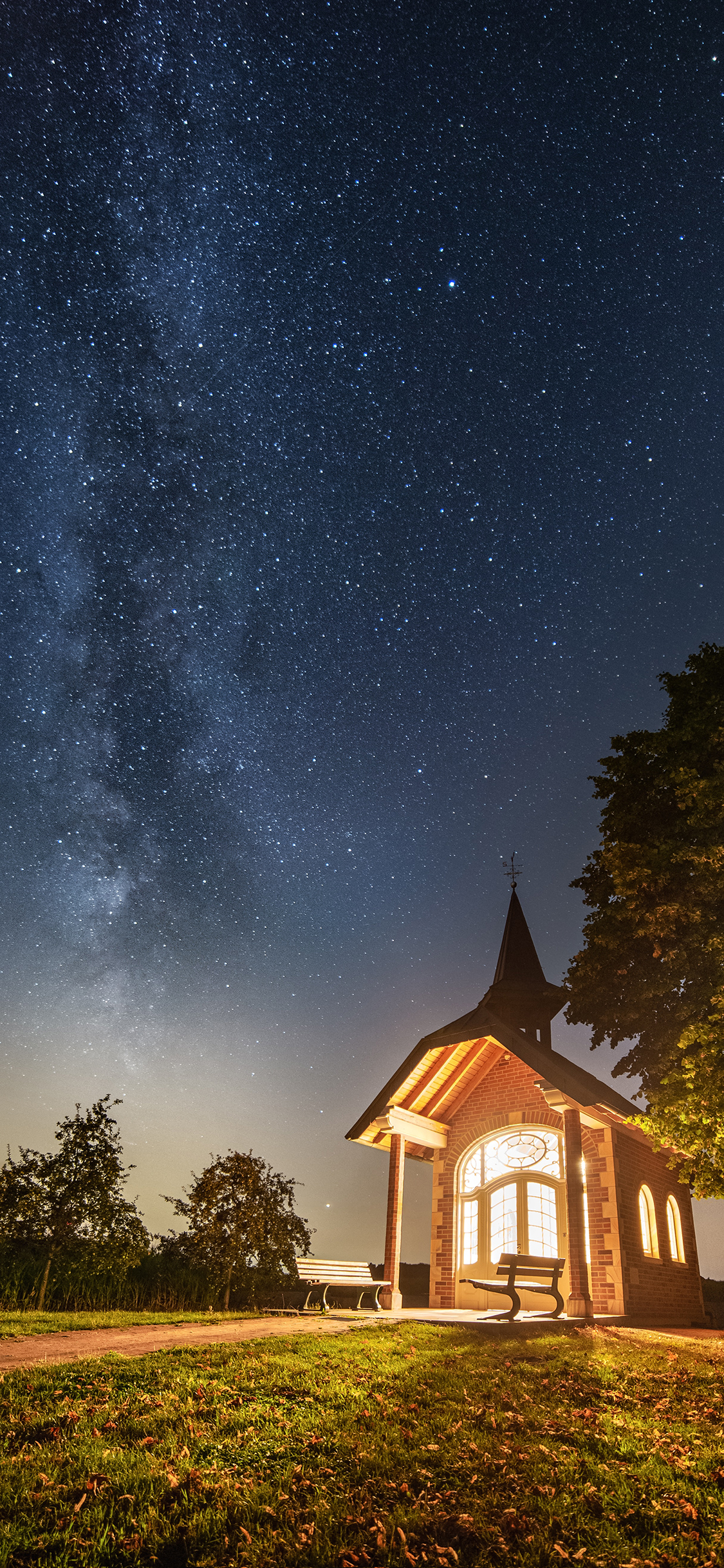 [2436×1125]夜晚 璀璨 天空 房屋 草地 苹果手机壁纸图片