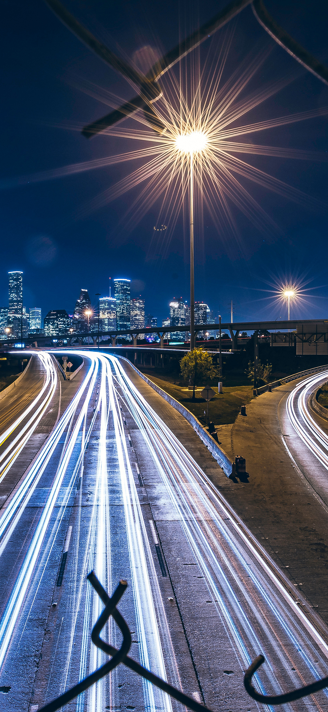 [2436×1125]夜晚 街景 道路 路灯 钢丝网 苹果手机壁纸图片