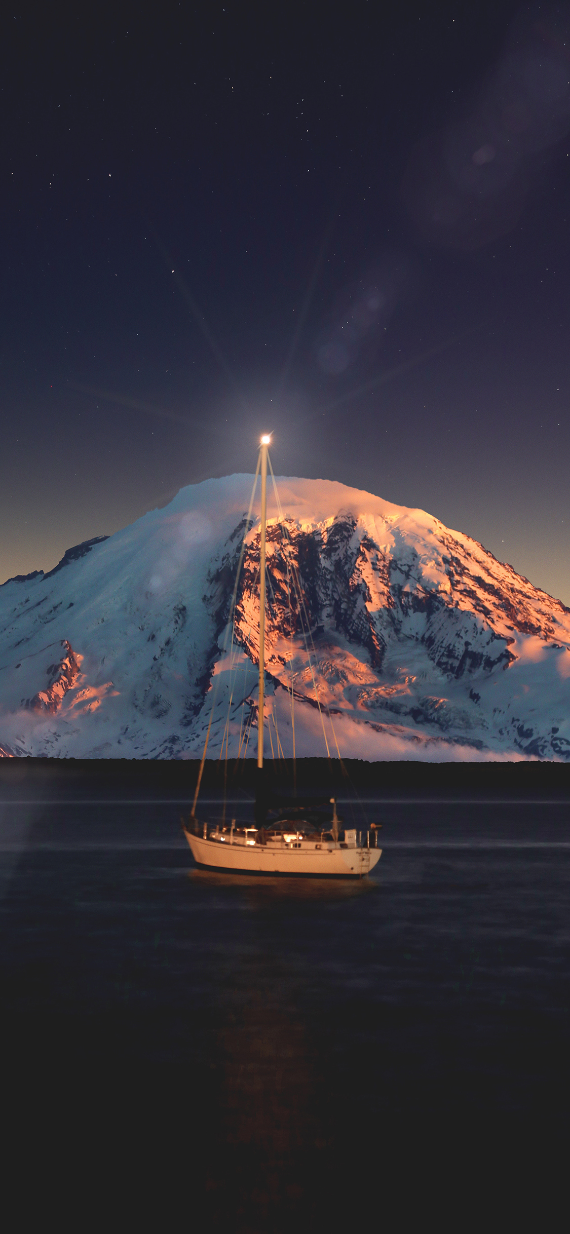 [2436×1125]夜晚 轮船 海面 雪山 苹果手机壁纸图片