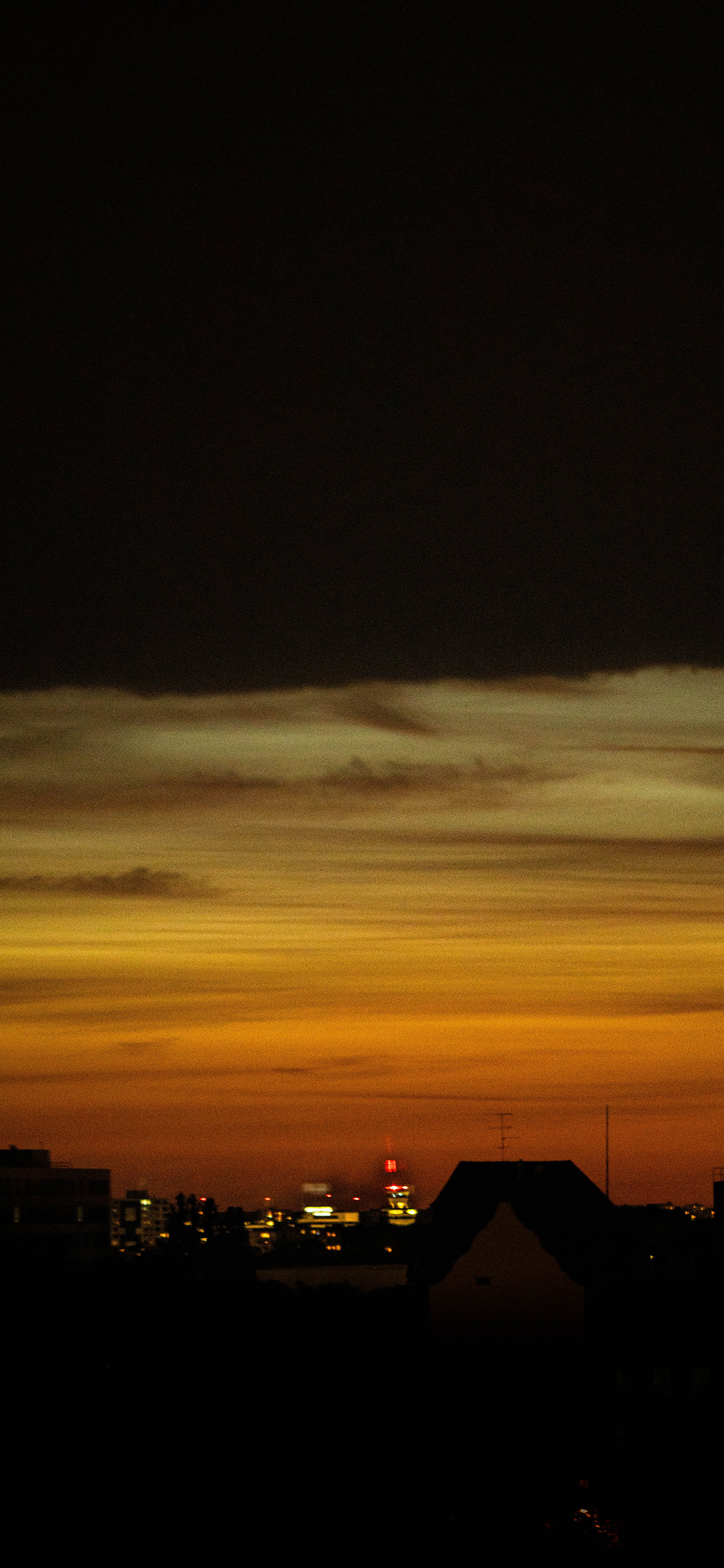 [2436×1125]夜景 凌晨 云空 灯光 苹果手机壁纸图片