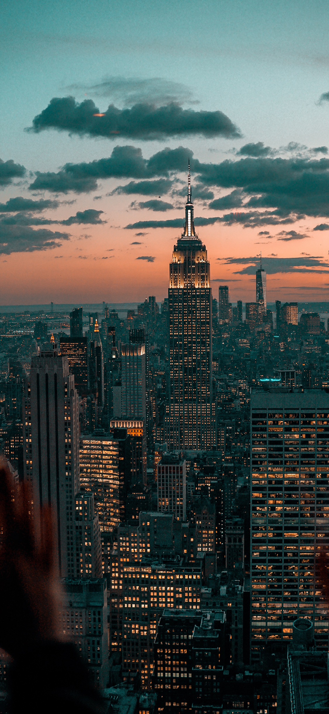 [2436×1125]夜景 夜晚 城市 高楼大厦 苹果手机壁纸图片