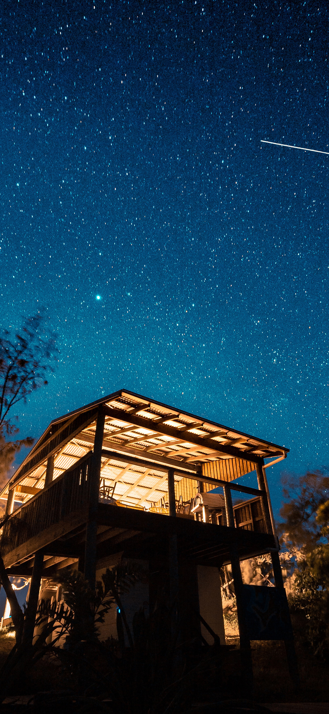 [2436×1125]夜景 星空 璀璨 木屋 苹果手机壁纸图片