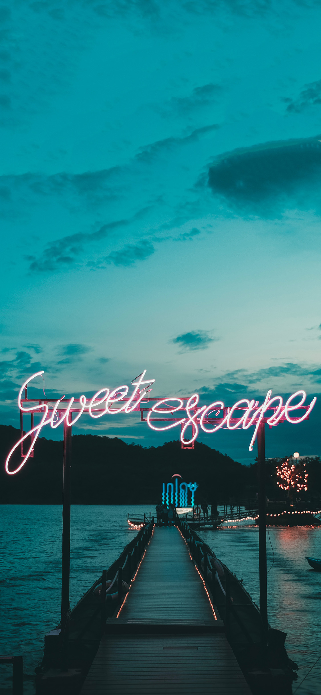 [2436×1125]夜景 木桥 湖泊 灯牌 苹果手机壁纸图片