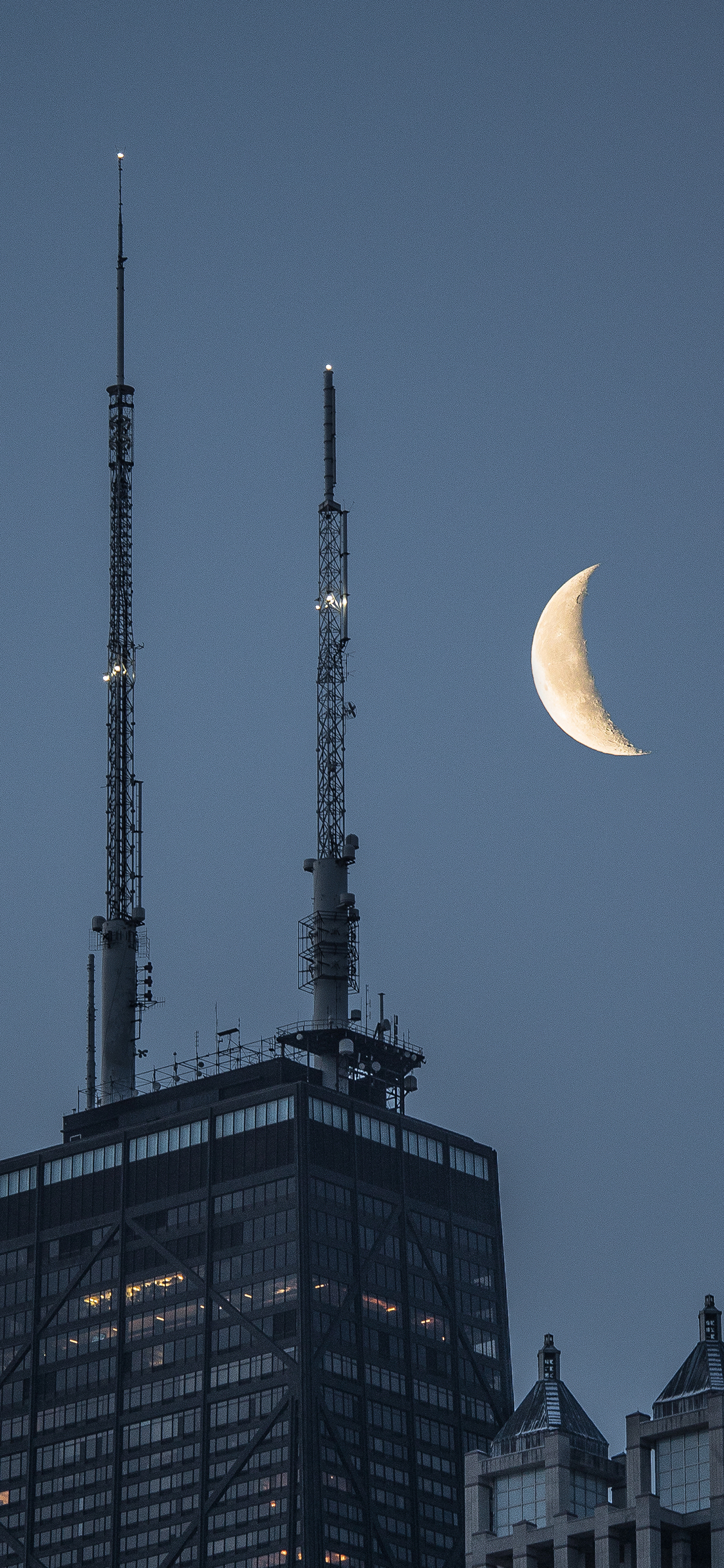 [2436×1125]夜空 月亮 建筑 信号塔 苹果手机壁纸图片