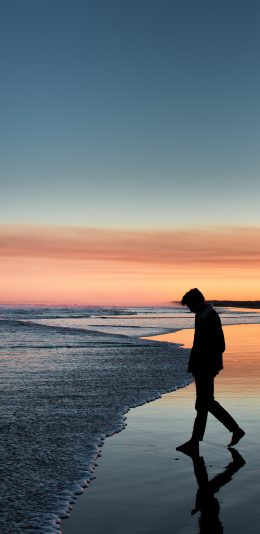 [2436x1125]大海 夕阳美景 男孩 倒影 苹果手机壁纸图片