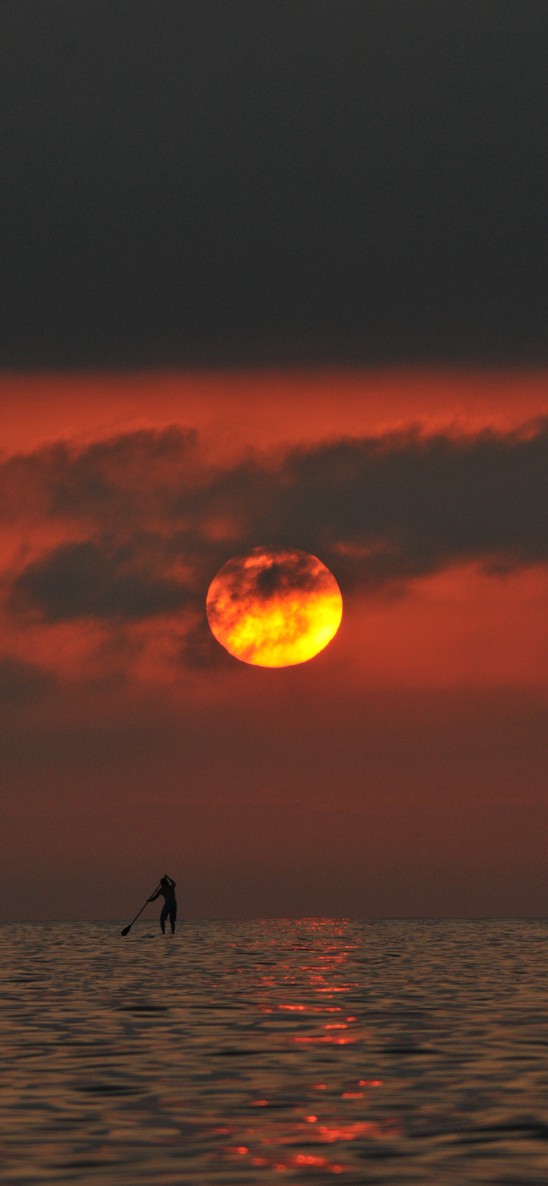 [2436×1125]大海 夕阳美景 落日 红霞 渔民 苹果手机壁纸图片