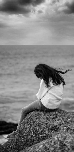 [2436x1125]大海 岩石 女孩背影 孤独 黑白 苹果手机壁纸图片