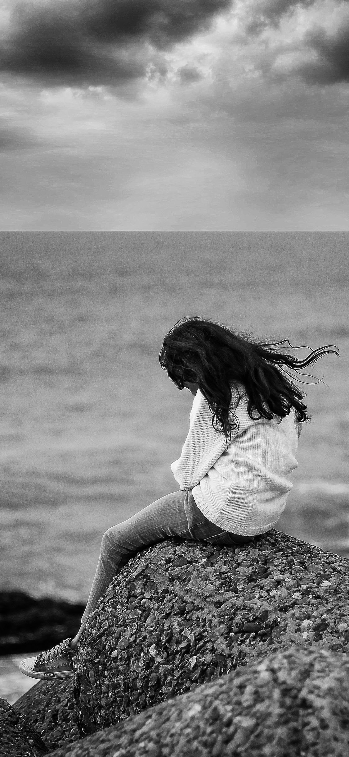 [2436×1125]大海 岩石 女孩背影 孤独 黑白 苹果手机壁纸图片
