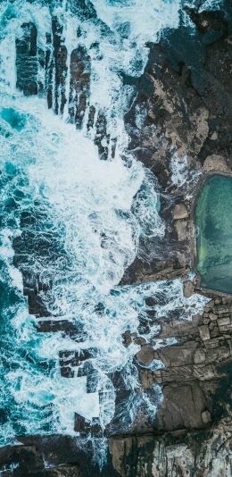 [2436x1125]大海 岩石 浪花 海水 苹果手机壁纸图片