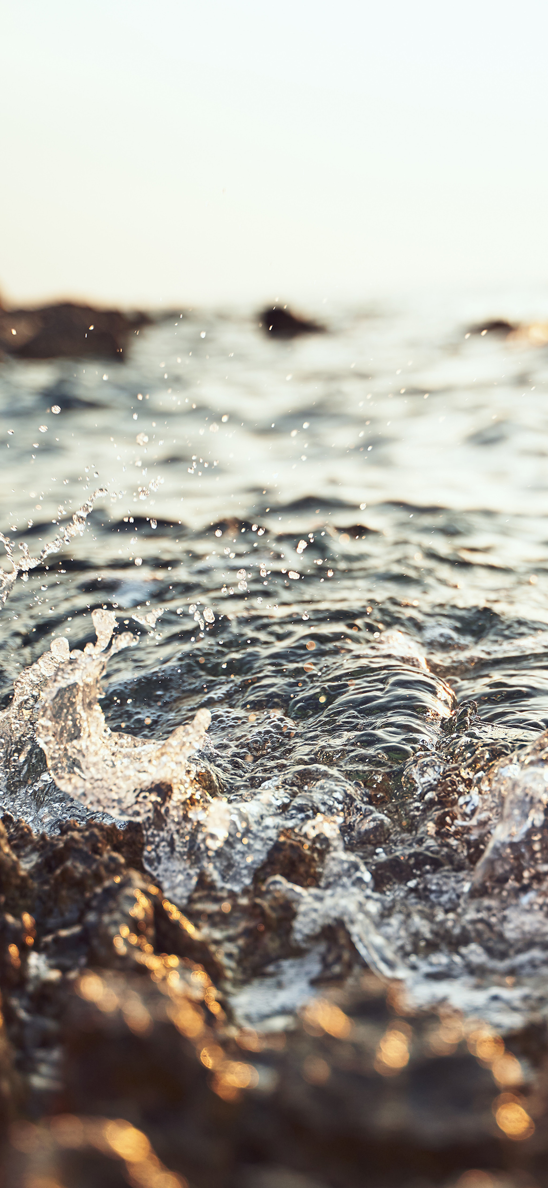 [2436×1125]大海 岩石 海水 翻涌 苹果手机壁纸图片