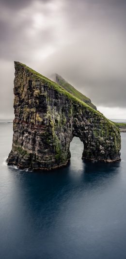 [2436x1125]大海 岩石 石洞 自然 苹果手机壁纸图片