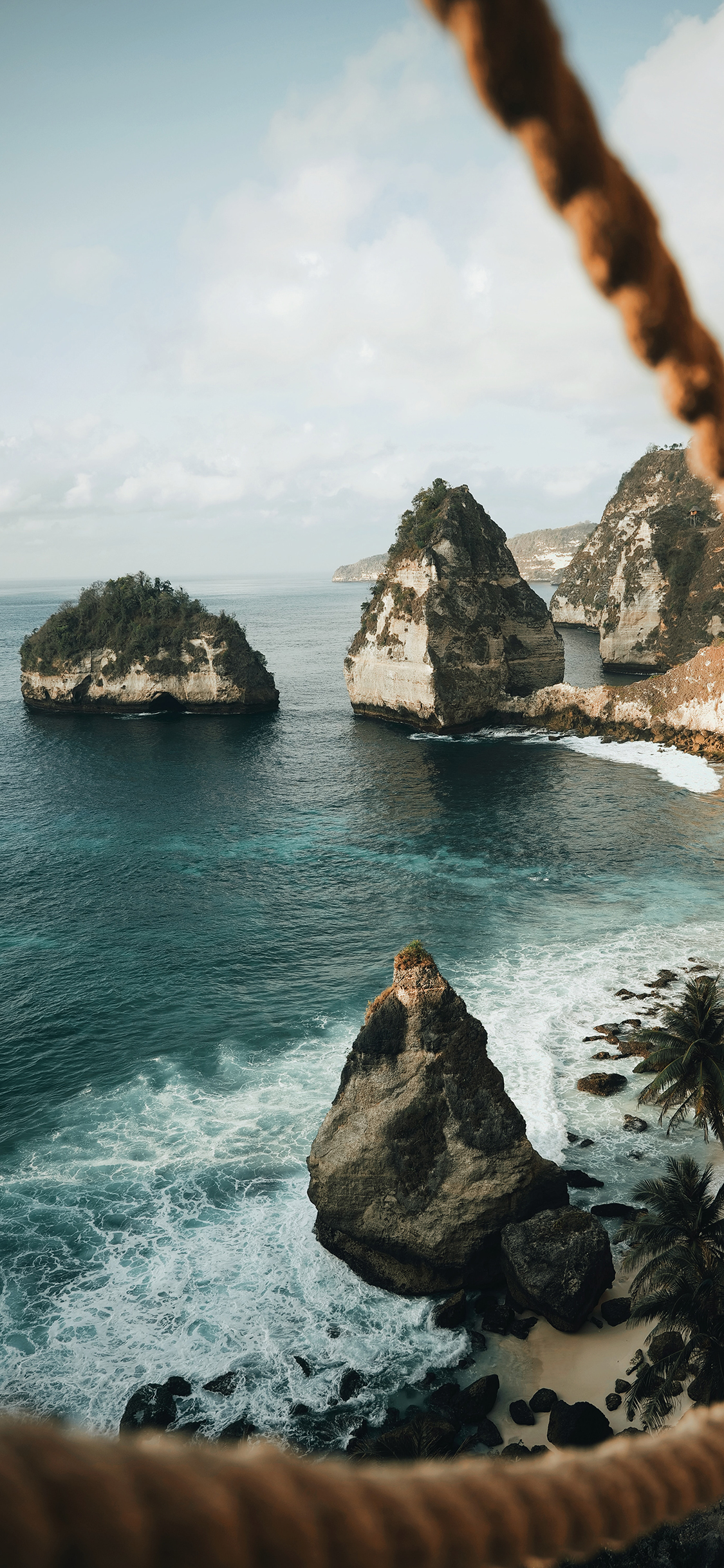[2436×1125]大海 岩石 绳索 海景 苹果手机壁纸图片