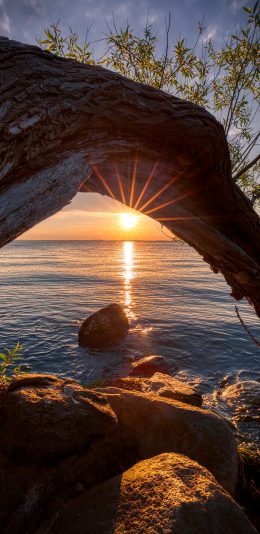 [2436x1125]大海 岩石 阳光 自然美景 苹果手机壁纸图片