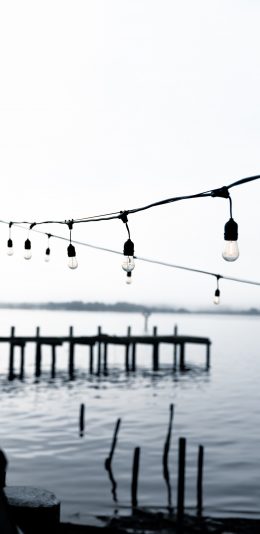 [2436x1125]大海 木桥 灯饰 黑白 苹果手机壁纸图片