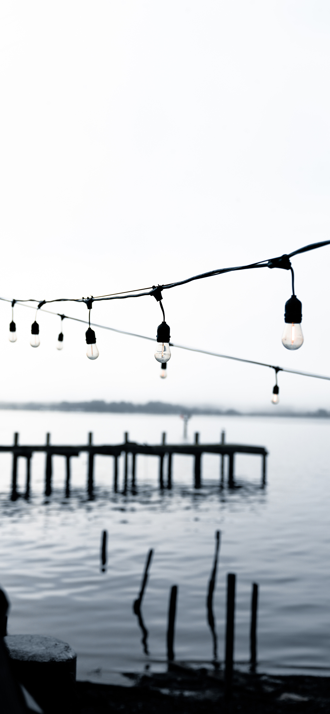 [2436×1125]大海 木桥 灯饰 黑白 苹果手机壁纸图片