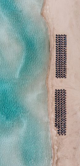 [2436x1125]大海 沙滩 遮阳伞 休闲度假 苹果手机壁纸图片